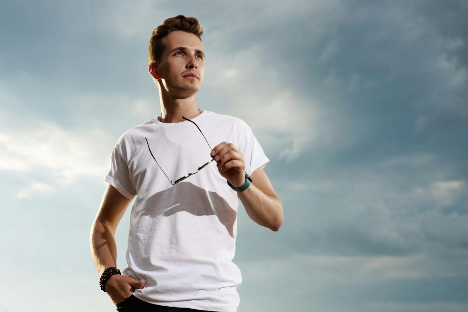 shutterstock 1998111254 Käden varjo nuorenmiehen T-paidalla